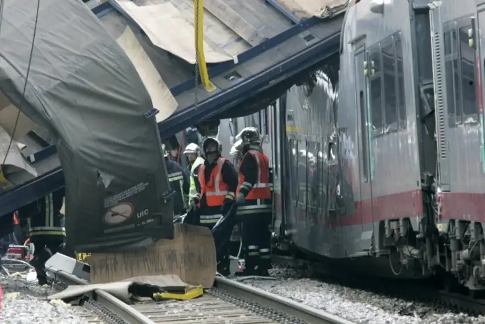 Un wagon de marchandises arrête sa course en travers des voies — accident de Zoufftgen 2006