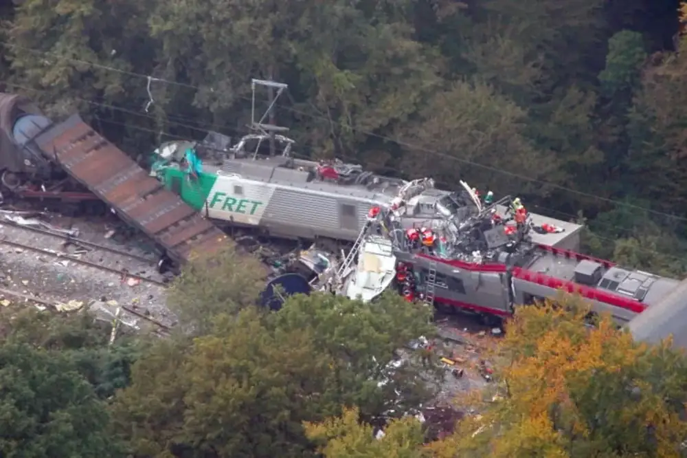 Le train luxembourgeois s'encastre sous le train français