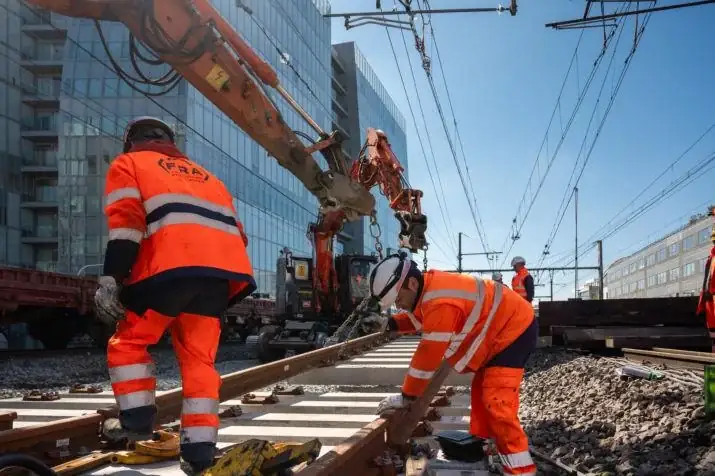 Voie ferroviaire en exploitation avec signalisation lumineuse