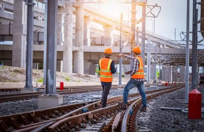Préparation et balisage d'un chantier sur passage à niveau