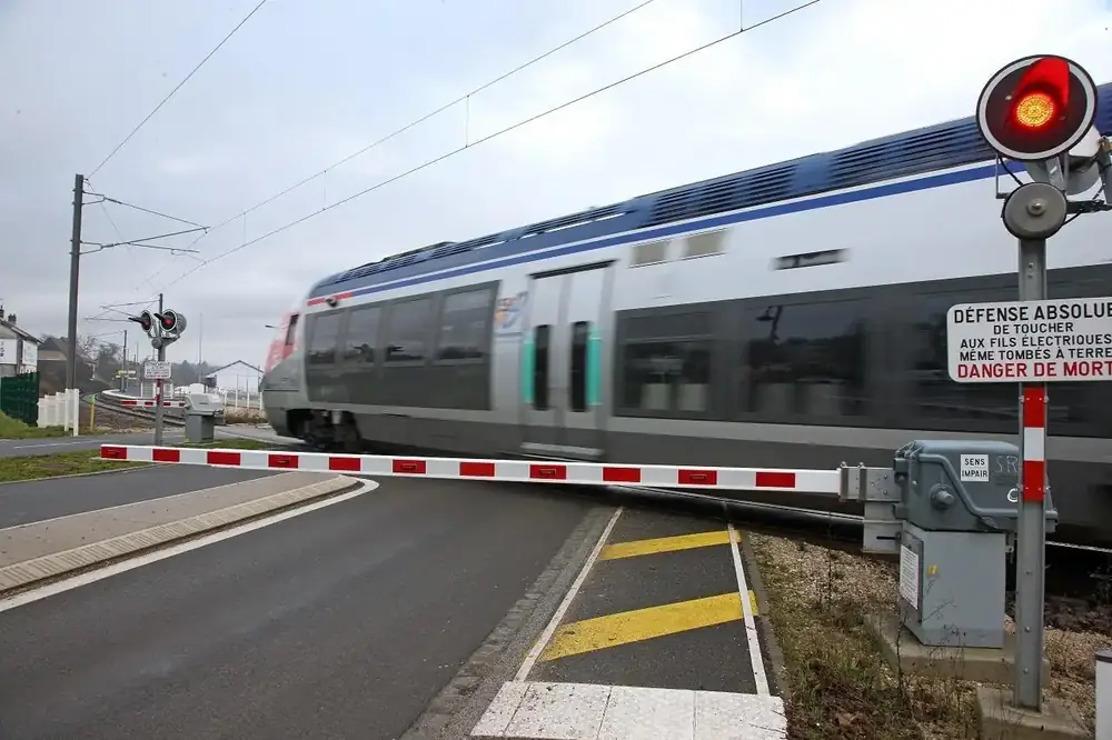 Intervenant équipé d'EPI sur emprise ferroviaire