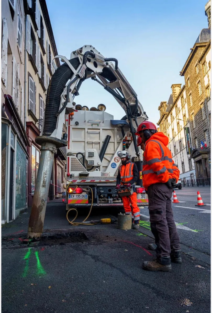 Camion aspirateur utilisé pour une excavation non destructive à proximité de réseaux