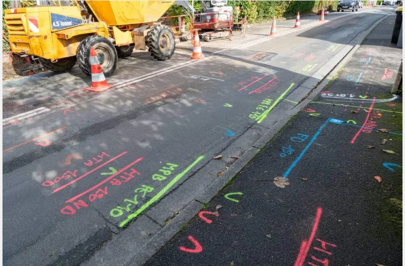 Marquages au sol des réseaux enterrés selon le code couleur réglementaire