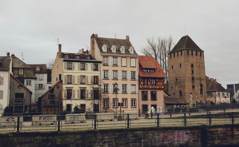 Vue panoramique de Strasbourg avec la cathédrale et le quartier de la Petite France